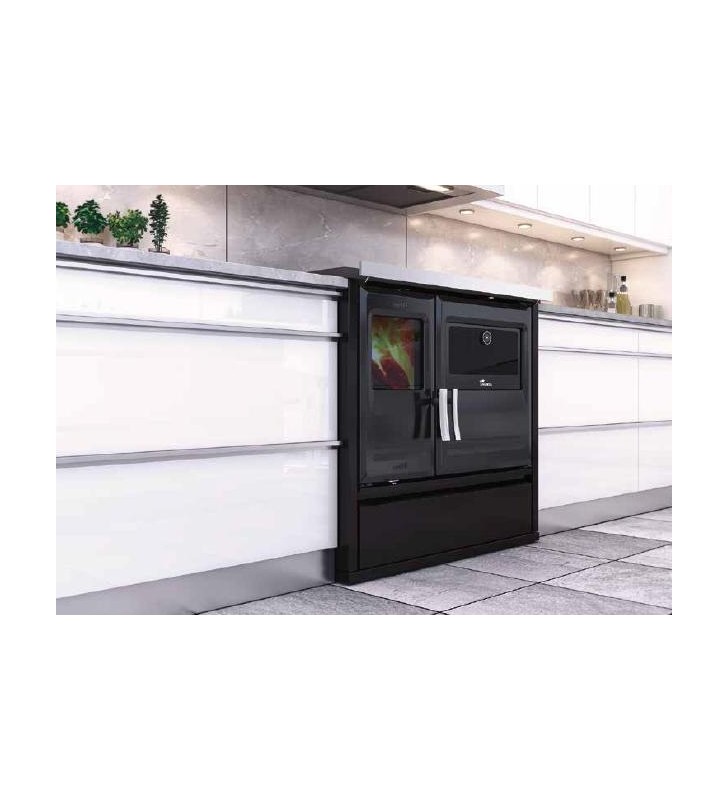 Cozinha esmaltada com portas em ferro fundido e porta da lareira com vidro grande.