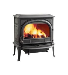 Stove in matte black with clean glass